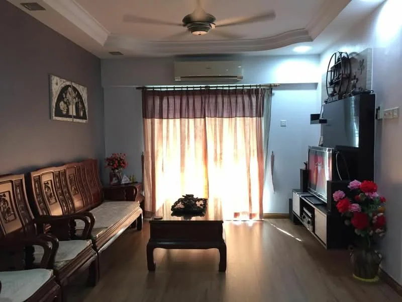 Living features: wooden flooring, light grey painted walls, crown moulding, 5-blade ceiling fan with light, wall-mounted TV, TV console, coffee table, 3-seater wooden sofa, 2 armchairs, sheer curtains, decorative flowers in vases, wall art; style: modern.