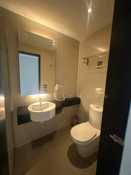 Bathroom features: wall-mounted sink, chrome basin mixer faucet, large framed mirror, one-piece toilet, tile cladding on walls, light-colored flooring, recessed lighting, towel rack; style: modern.