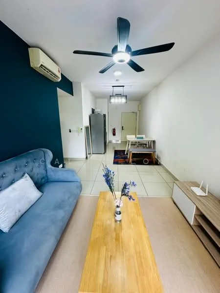 Living features: 3-seater fabric sofa in blue, wooden coffee table, ceiling fan with integrated LED light, wall-mounted air conditioning unit, white walls, tile flooring, decorative vase with flowers, rug with geometric pattern, TV console, dining table with chairs in background; style: modern.