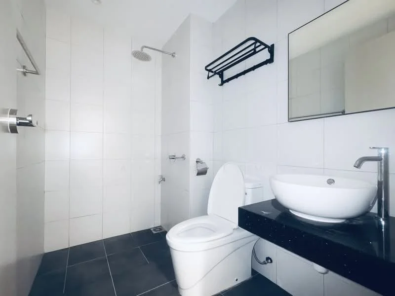 Bathroom features: white tiled walls, black granite countertop, round vessel sink, chrome basin mixer faucet, one-piece toilet, walk-in shower with rain shower head, black towel rack, large wall-mounted mirror, grey floor tiles; style: modern.