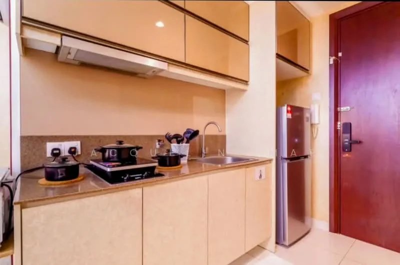 Kitchen features: light brown cabinetry, granite countertop, stainless-steel fridge, built-in oven, 4-burner gas hob, exhaust hood, white tiled backsplash, cream painted walls, tile flooring, kitchen utensils in a container; style: modern.