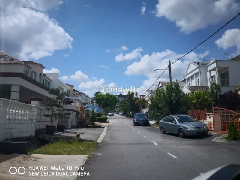 Exterior type: linked terrace house; features: residential street, manicured lawns, mature trees, paved road, front gardens, fenced properties, driveways, street lighting; style: modern.