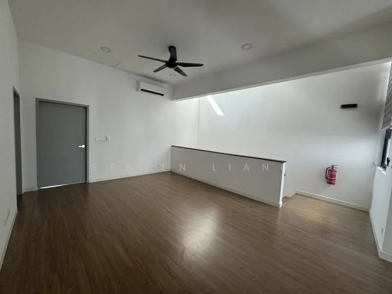 Room features: wooden flooring, white painted walls, sliding glass door, 5-blade ceiling fan, wall-mounted split AC, fire extinguisher, window with blinds, recessed lighting, wooden railing; style: modern.