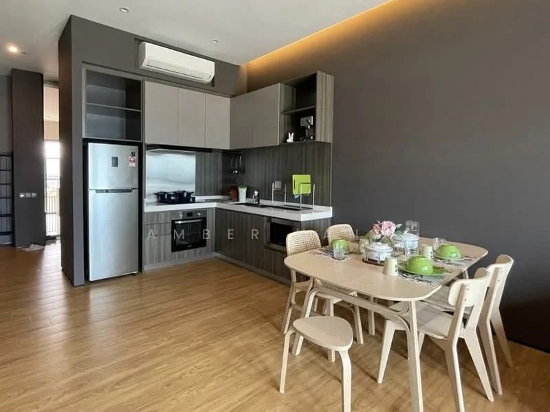 Kitchen features: grey cabinetry, white countertop, stainless-steel fridge, built-in oven, 4-burner gas hob, kitchen island, single-bowl stainless-steel sink, chrome pull-down faucet, open shelving, recessed downlights, wooden flooring, dining table with 6 chairs, decorative table setting; style: modern; view: city.