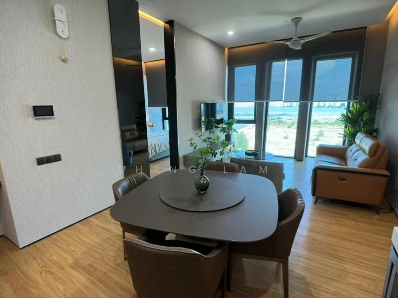 Living features: wooden flooring, grey painted walls, 5-blade ceiling fan with light, wall-mounted TV, sofa in brown leather, dining table with 4 chairs, large windows with roller blinds, decorative plant, recessed lighting; style: modern; view: garden.