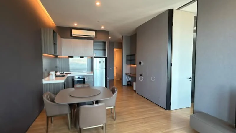 Living features: grey painted walls, wooden flooring, recessed downlights, wall-mounted air conditioning unit, kitchenette with grey cabinetry, stainless-steel fridge, built-in oven, 4-burner gas hob, round dining table, upholstered dining chairs, open layout, large windows, natural light; style: modern.