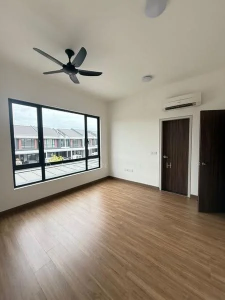 Room features: wooden flooring, white painted walls, 5-blade ceiling fan, floor-to-ceiling windows, sliding door, wall-mounted split AC, door with handle, door frame; style: modern; view: garden.