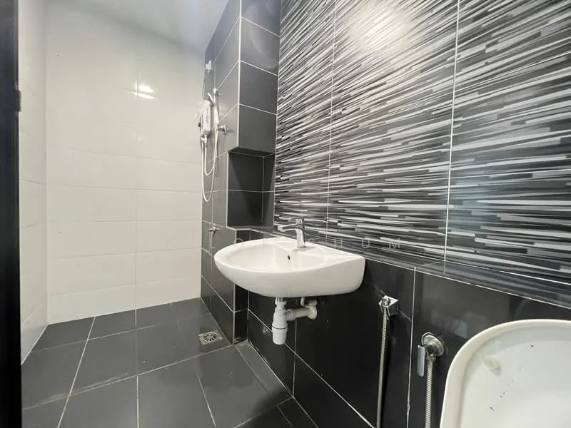 Bathroom features: black and white tile cladding, shower area with glass partition, wall-mounted shower head, handheld shower, white wall-mounted sink, chrome faucet, floor drain, black floor tiles, white toilet, towel rail; style: modern.