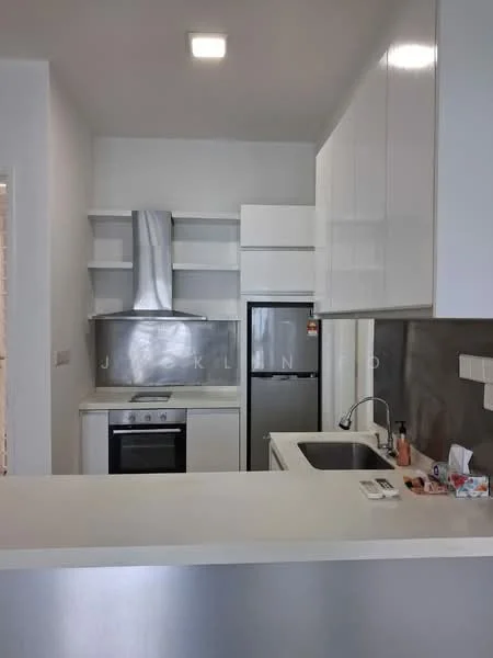 Kitchen features: white shaker cabinets, stainless-steel range hood, built-in oven, freestanding range oven, stainless-steel fridge, single-bowl stainless-steel sink, chrome pull-down faucet, white countertop, open shelving, grey tile backsplash, recessed downlights; style: modern.