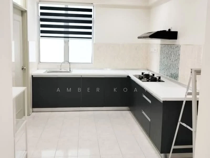 Kitchen features: single-bowl stainless-steel sink, chrome pull-down faucet, white quartz countertop, grey flat-panel cabinets, built-in gas hob, stainless-steel range hood, white tiled backsplash, white walls, tile flooring, roller blinds; style: modern.