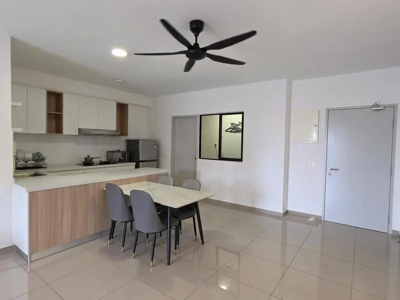 Kitchen features: white cabinetry, grey countertop, stainless-steel fridge, built-in oven, 4-burner gas hob, single-bowl stainless-steel sink, chrome pull-down faucet, pendant lighting, 5-blade ceiling fan, tile flooring, open-plan layout, dining table with 4 chairs; style: modern. Dining features: dining table with 4 grey chairs; style: modern.