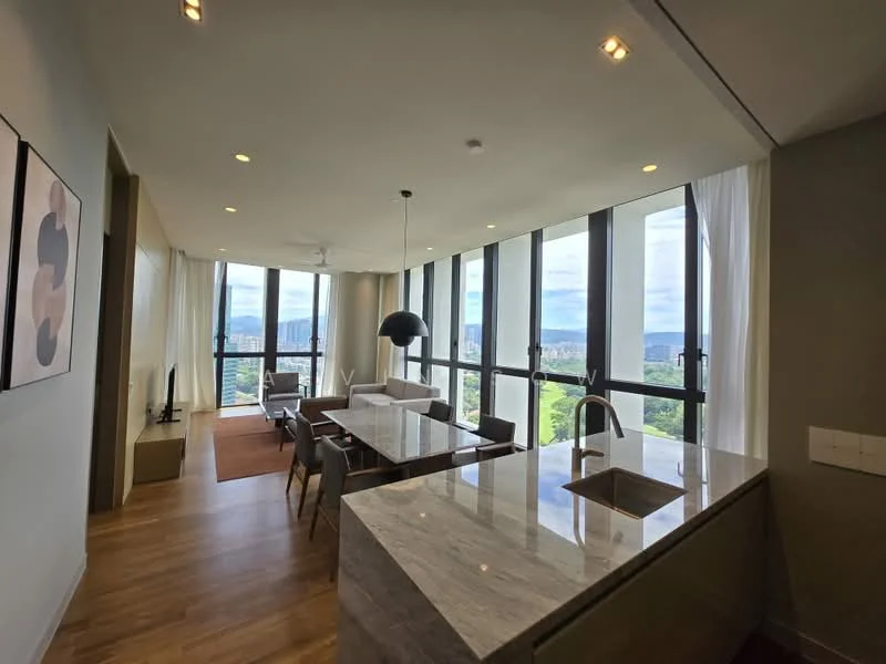 Living features: floor-to-ceiling windows, light grey walls, wooden flooring, 5-blade ceiling fan with light, sofa in light grey fabric, coffee table, area rug in orange, dining table with marble top, 4 upholstered dining chairs, kitchen island with sink, pendant light above dining table; style: modern; view: city.