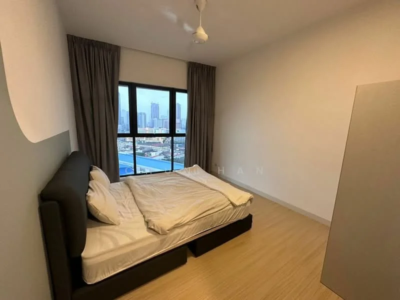 Bedroom features: queen-size bed with white bedding, floor-to-ceiling windows, curtains in grey, light wood flooring, ceiling fan, built-in wardrobe, city skyline view; style: modern; view: city.
