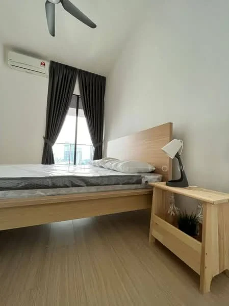Bedroom features: queen-size bed, upholstered headboard, bedside table in light wood, table lamp, floor-to-ceiling window, blackout curtains, 1 wall-mounted split AC, light wood flooring, decorative plants on bedside table, recessed ceiling, ceiling fan; style: modern; view: city.
