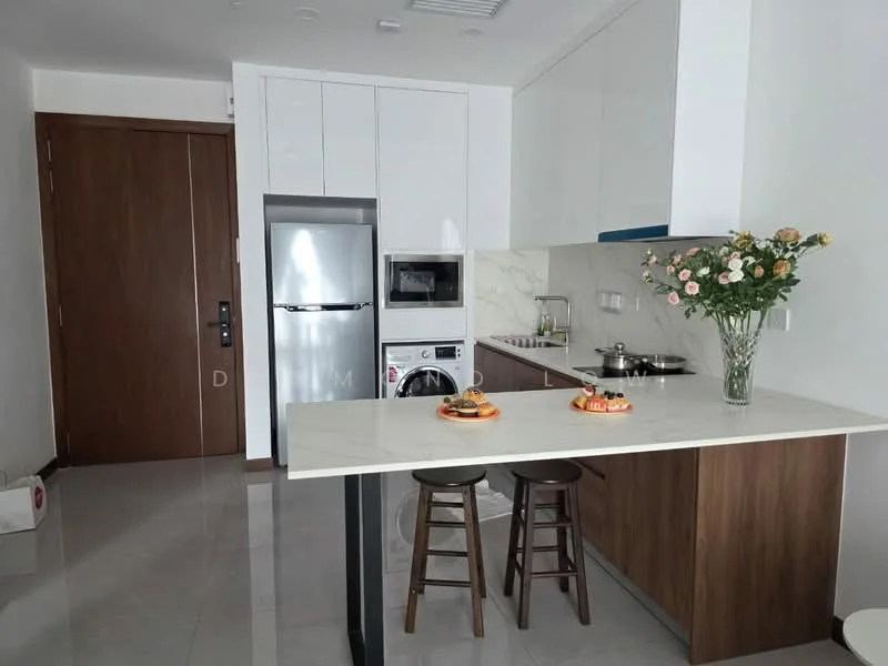 Kitchen features: white cabinets, brown wooden cabinetry, marble backsplash, stainless-steel fridge, built-in microwave, freestanding oven, single-bowl stainless-steel sink, chrome pull-down faucet, countertop with breakfast bar, two wooden stools, ceramic tile flooring, recessed downlights, flower vase with roses; style: modern.