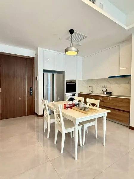 Kitchen features: white shaker cabinets, brown wood cabinetry, marble backsplash, stainless-steel fridge, built-in oven, 4-burner gas hob, single-bowl stainless-steel sink, chrome pull-down faucet, dining table with 4 white chairs, recessed downlights, polished tile flooring; style: modern.