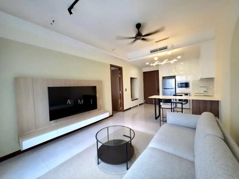 Living features: 3-seater fabric sofa in light grey, wall-mounted TV, wooden TV console, ceiling fan with integrated light, recessed downlights, open-plan layout, large windows, light-colored walls, tile flooring, coffee table with glass top, kitchen island with bar stools, stainless-steel fridge, built-in oven, microwave; style: modern.