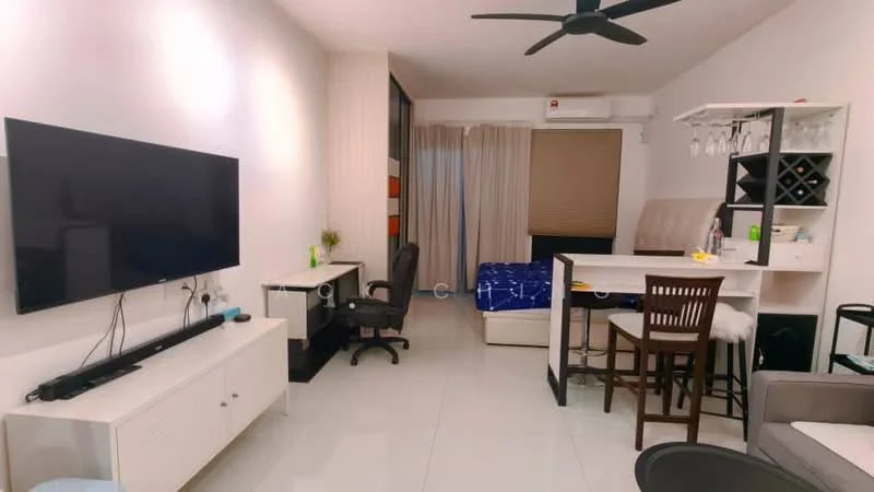 Living features: white painted walls, ceramic tile flooring, 5-blade ceiling fan, wall-mounted TV, TV console, black office chair, blue bed with bedding, bar counter with stools, wine rack, glassware storage, curtains, air conditioning unit; style: modern.