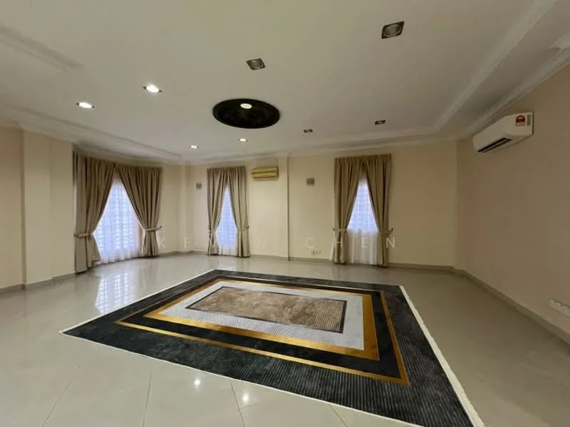 Living features: cream painted walls, tray ceiling with recessed lighting, marble tile flooring, 5-blade ceiling fan, wall-mounted split AC, floor-to-ceiling windows with sheer curtains, decorative area rug with geometric pattern, crown moulding, LED downlights; style: modern.
