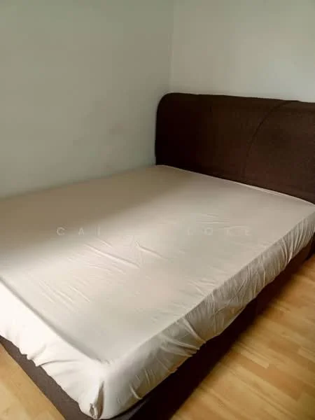 Bedroom features: queen-size bed, upholstered headboard, wooden flooring, neutral wall colour, bed frame with storage; style: minimalist.