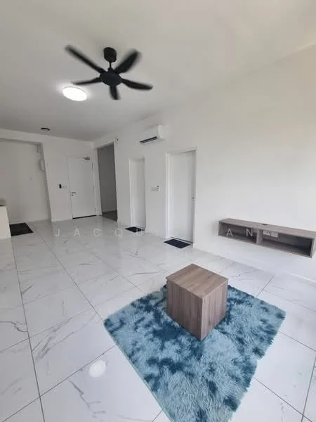 Living features: white painted walls, marble tile flooring, 5-blade ceiling fan, recessed ceiling light, wall-mounted air conditioning unit, wooden coffee table, area rug with geometric pattern, TV console, two doors leading to other rooms; style: modern.