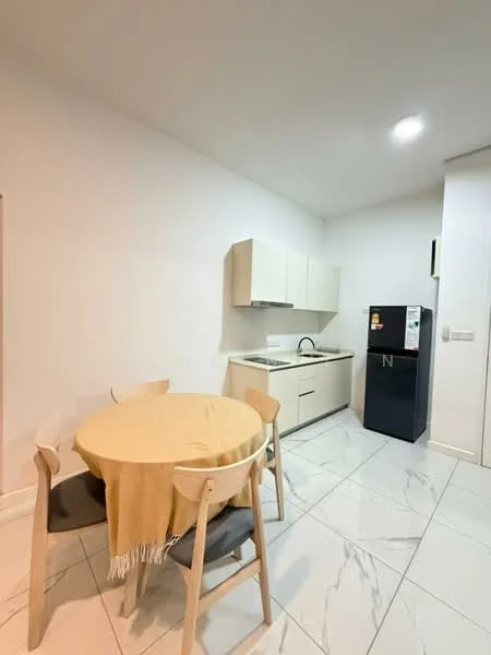 Kitchen features: white cabinets, marble tile flooring, single-bowl stainless-steel sink, chrome pull-down faucet, built-in oven, fridge, round dining table, 4 wooden dining chairs, wall-mounted light, neutral wall color, countertop space; style: modern.