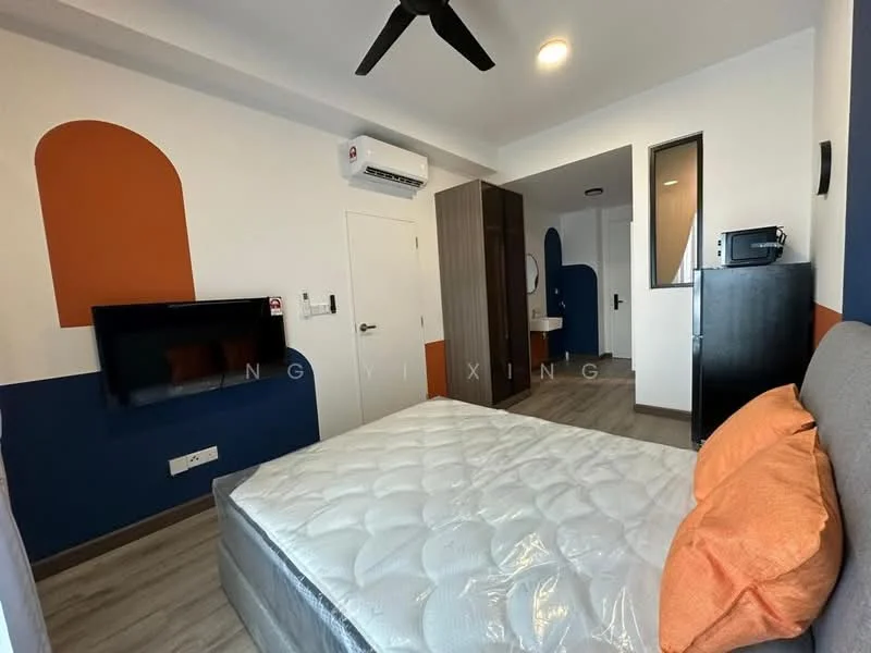 Bedroom features: queen-size bed with mattress, upholstered headboard, orange decorative pillows, wall-mounted TV, 1 wall-mounted split AC, wooden flooring, painted walls in blue and orange, built-in wardrobe, ceiling fan, recessed lighting; style: modern.