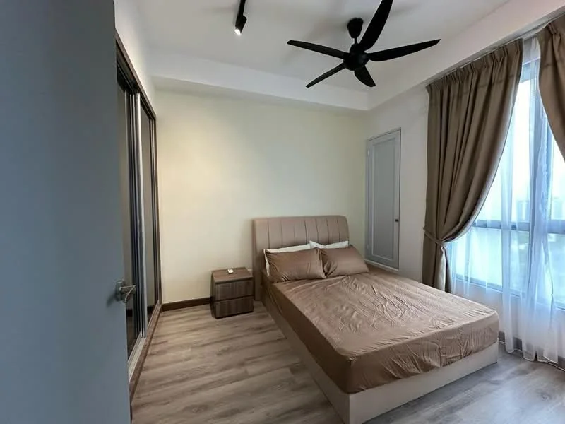 Bedroom features: queen-size bed with beige bedding, upholstered headboard, wooden bedside table, floor-to-ceiling windows, sheer curtains, dark wood flooring, 5-blade ceiling fan with light, painted walls in light beige, built-in wardrobe with sliding doors; style: modern; view: city.