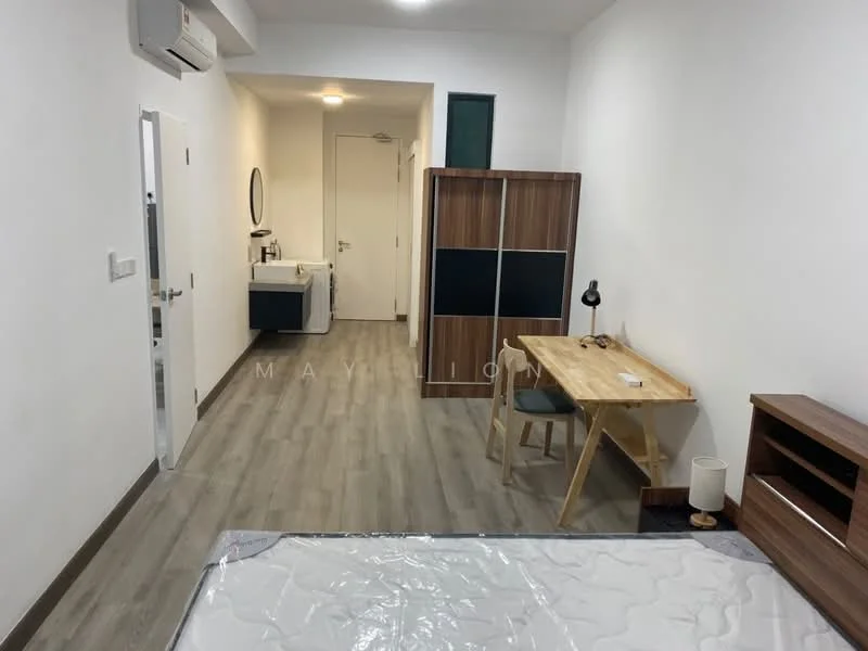 Bedroom features: wooden flooring, white painted walls, single bed, study desk, desk lamp, built-in wardrobe with sliding doors, freestanding TV cabinet, wall-mounted air conditioning unit, mirror, window with natural light; style: modern.