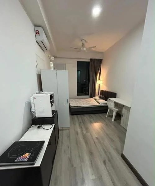 Room features: light wood laminate flooring, white painted walls, ceiling fan, wall-mounted air conditioning unit, double bed with headboard, desk with chair, refrigerator, microwave, induction cooktop, curtains, window with outdoor view; style: modern.