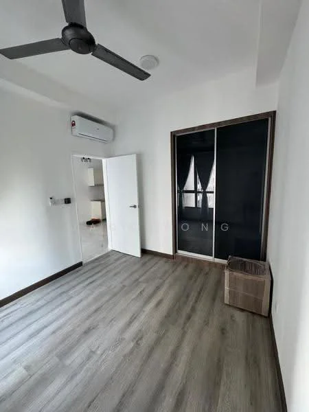 Room features: light wood laminate flooring, white painted walls, ceiling fan, 1 wall-mounted split AC, sliding mirror wardrobe, door with white frame, window with sheer curtains, waste basket; style: modern.