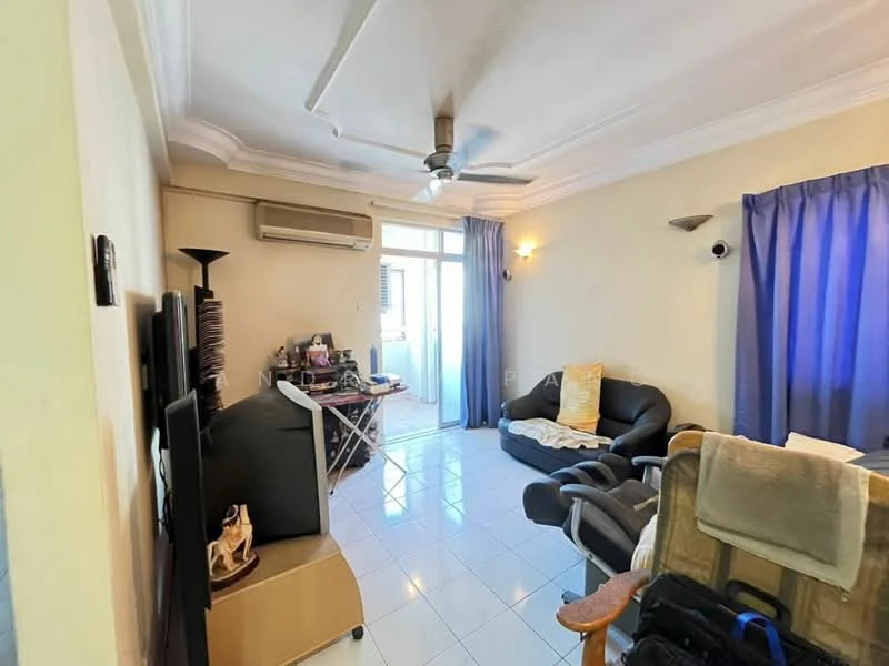 Living features: white painted walls, glossy tile flooring, 5-blade ceiling fan with light, sofa in black leather, coffee table, TV console, wall-mounted TV, curtains in blue fabric, air conditioning unit, decorative wall sconces, sliding glass door, floor-to-ceiling window; style: modern.