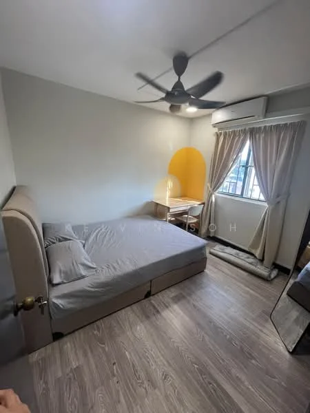 Bedroom features: queen-size bed, upholstered headboard, bedside table, floor-to-ceiling mirror, ceiling fan, window with sheer curtains, laminate flooring, light grey painted walls; style: modern.