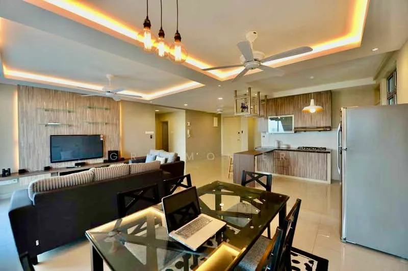 Living features: 5-blade ceiling fan with integrated LED light, recessed downlights, wall-mounted TV, TV console, sofa in grey fabric, coffee table, area rug, open shelving, decorative wall panel, dining table with black chairs, kitchen island with bar stools, stainless-steel fridge, built-in gas hob, kitchen cabinetry in wood finish; style: modern.