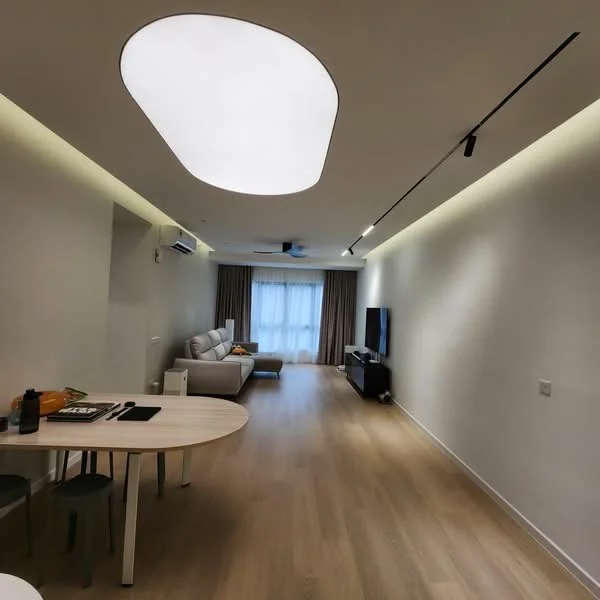 Living features: light wood flooring, white painted walls, tray ceiling with integrated lighting, 5-blade ceiling fan, floor-to-ceiling window with sheer curtains, sofa in light grey fabric, TV console, wall-mounted TV, dining table with chairs, recessed LED downlights, decorative wall with minimalistic design; style: modern.