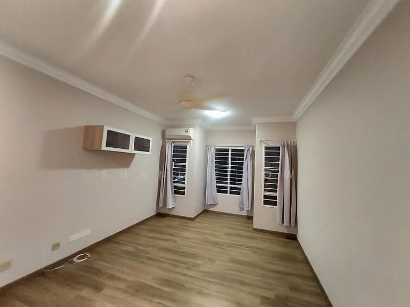 Living features: light wood laminate flooring, white painted walls, crown moulding, 5-blade ceiling fan, wall-mounted air conditioning unit, two windows with white curtains, built-in wall cabinet, neutral colour scheme; style: modern.