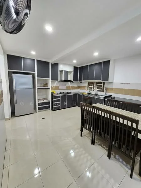Kitchen features: grey cabinetry with flat-panel doors, stainless-steel fridge, built-in oven, 4-burner gas hob, stainless-steel range hood, white tiled backsplash, cream-colored walls, light-colored tile flooring, dining table with six chairs, ceiling fan, open shelving, kitchen island, sink with chrome faucet; style: modern.