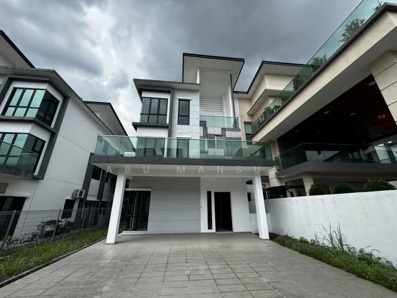 Exterior type: detached bungalow; features: white painted facade, glass balcony railing, flat roof, approximately 2-storey, manicured lawn, paved driveway, large windows, modern architectural design; style: modern.