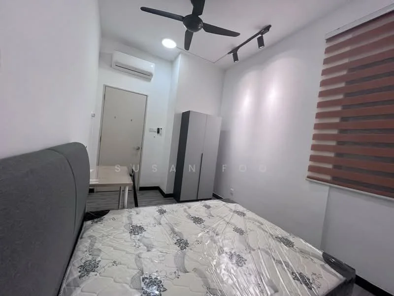 Bedroom features: queen-size bed with mattress, grey upholstered headboard, ceiling fan with light, wall-mounted air conditioning unit, white painted walls, black laminate flooring, window with horizontal blinds, built-in wardrobe with sliding doors, side table, LED recessed lighting; style: modern.