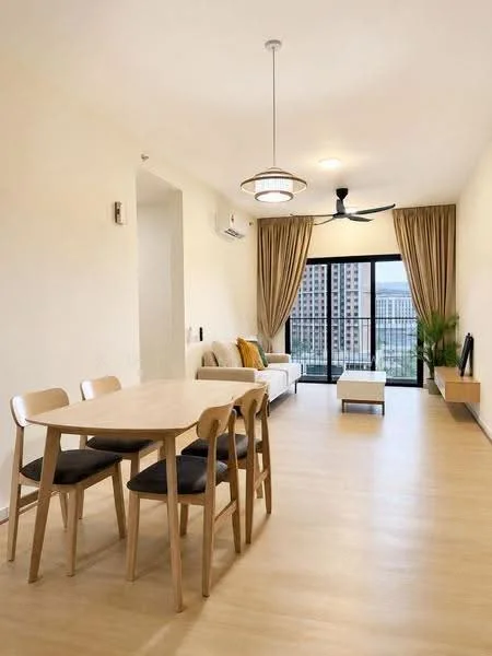 Living features: light wood flooring, white painted walls, 5-blade ceiling fan with light, sofa in white fabric, coffee table, TV console, wall-mounted TV, floor-to-ceiling windows, curtains in beige, decorative plant in pot, dining table with 4 chairs; style: modern; view: city.