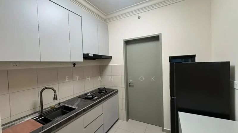 Kitchen features: grey flat-panel cabinets, black granite countertop, single-bowl stainless-steel sink, chrome pull-down faucet, 4-burner gas hob, built-in range hood, black fridge, white countertop, cream tiled walls, light grey tiled flooring; style: modern.