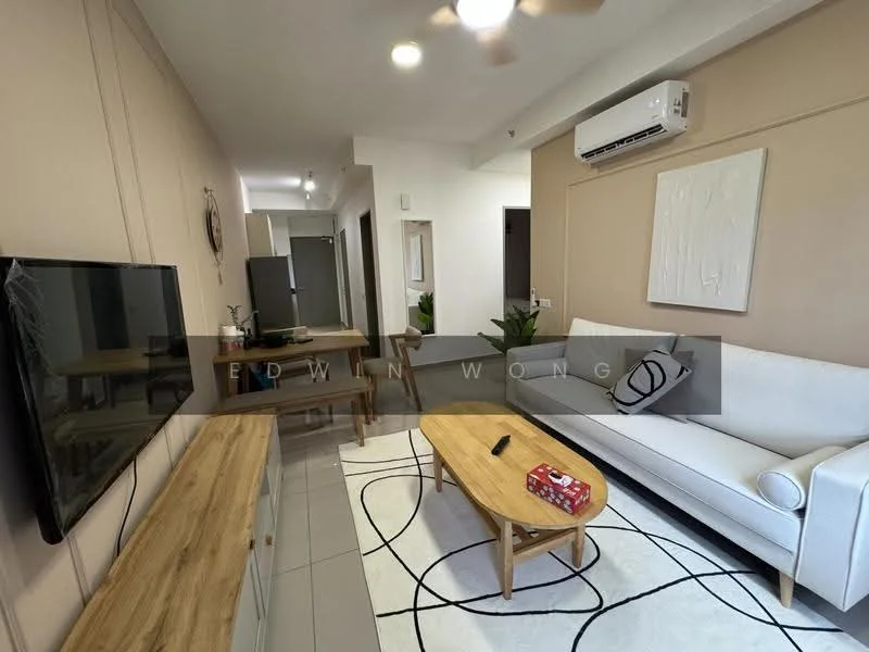 Living features: 3-seater fabric sofa in white, wooden coffee table, TV console in wood, wall-mounted TV, area rug with abstract pattern, ceiling fan, wall-mounted air conditioning unit, decorative wall art, potted plants; style: modern.