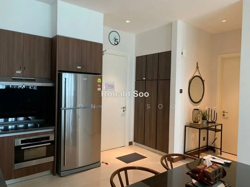 Kitchen features: stainless-steel fridge, built-in oven, 4-burner gas hob, black glass splashback, wood cabinetry, countertop with integrated sink, pendant lighting, dining table with chairs; style: modern.