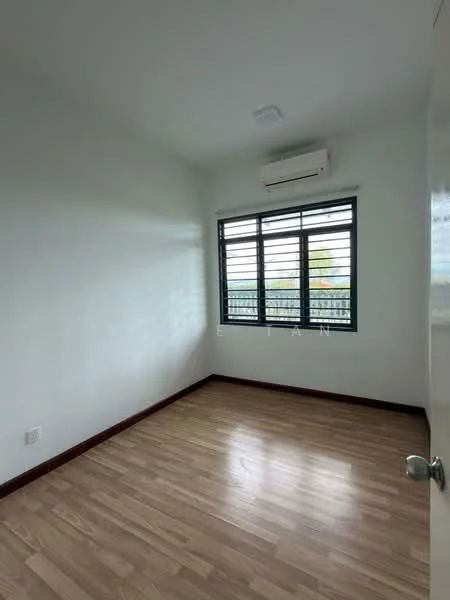 Room features: white painted walls, laminate flooring, 1 wall-mounted split AC, window with black metal grille, light fixture on ceiling, door with handle.