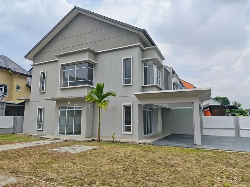Exterior type: detached bungalow; features: grey painted facade, flat roof, large windows, manicured lawn, paved driveway, single-storey, surrounded by fencing, palm tree in front yard; style: modern.
