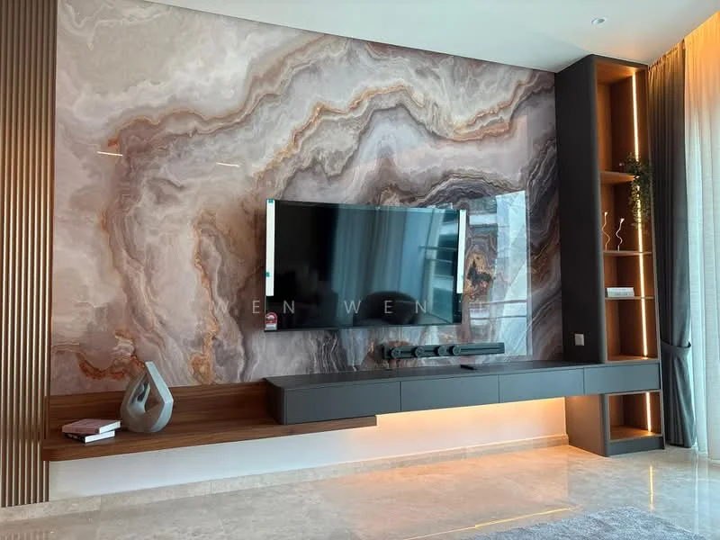 Living features: large wall-mounted TV, floating media console in grey, decorative wall with marble finish, wooden shelf, decorative sculpture, recessed lighting, floor-to-ceiling windows, light-coloured flooring; style: modern.