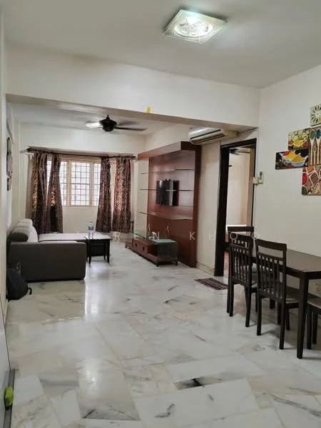 Living features: marble flooring, white painted walls, 5-blade ceiling fan with light, wall-mounted TV, wooden TV console, sofa in grey fabric, dining table with four chairs, curtains with floral pattern, windows with grid pattern, air conditioning unit; style: modern.