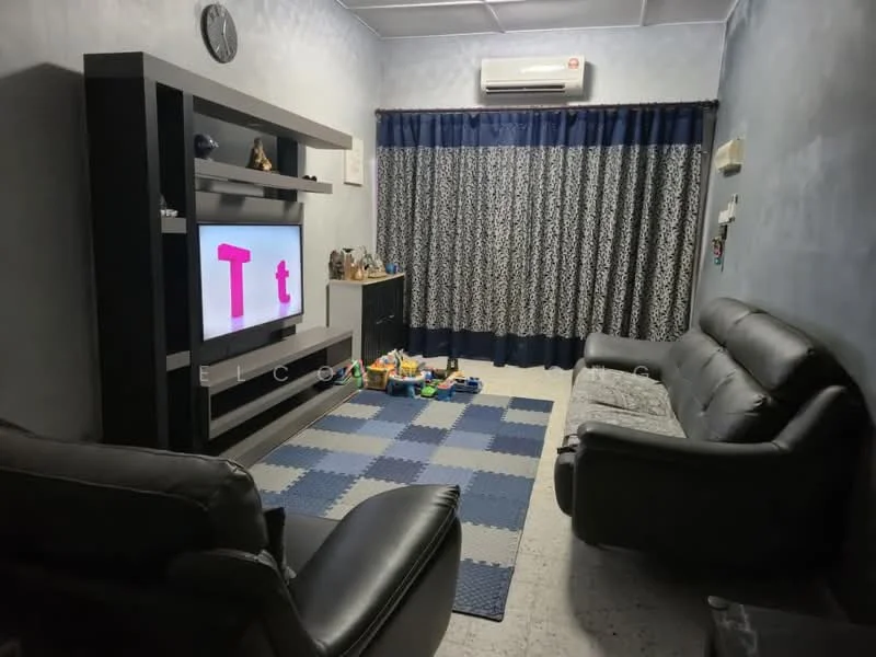 Living features: black leather 3-seater sofa, black leather 2-seater sofa, TV console with storage, wall-mounted TV, blue and grey foam floor tiles, curtains with geometric pattern, air conditioning unit, decorative wall clock, toys on the floor; style: modern.