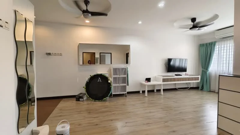 Living features: wooden flooring, white painted walls, 2 ceiling fans, wall-mounted TV, TV console in light wood, large mirror, curtains in light turquoise, open space layout, decorative shelving unit, trampoline, light fixtures in ceiling; style: modern.
