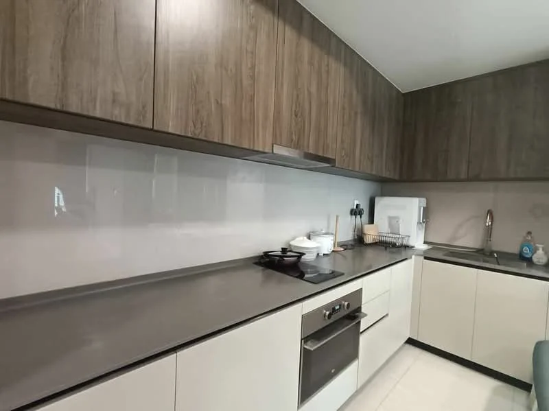 Kitchen features: laminate cabinetry in wood finish, white lower cabinets, grey solid surface countertop, built-in oven, 4-burner gas hob, stainless-steel sink, chrome pull-down faucet, glass splashback, recessed downlights, wall-mounted kitchen storage rack; style: modern.